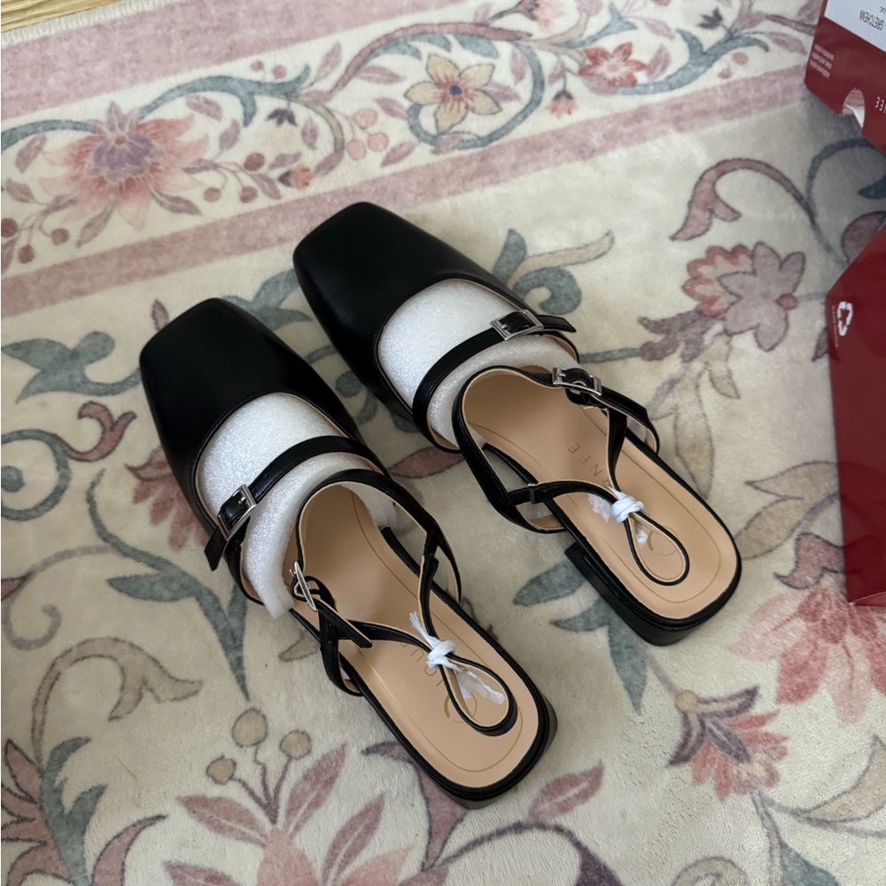 Journee Gretchenn Flat